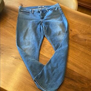 Women’s Levi’s 312 Shaping Slim   Size 32
Excellent condition